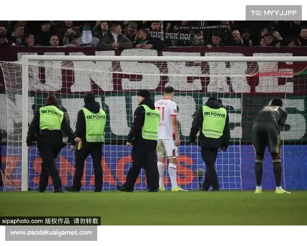 比赛第89分钟,柏林联合安德烈·伊里奇头球破门追至2-3 比赛第89分钟,柏林联合安德烈·伊里奇头球破门追至2-3